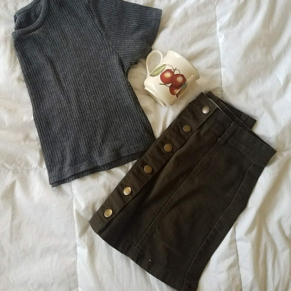 Brandy Melville Dark Grey Ribbed Cropped Tee